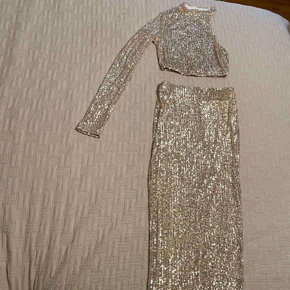 - g o l d - - Picture 1 of 4